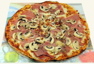 Pizza de jamón y champiñon
