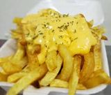 Patatas fritas con queso fundido 