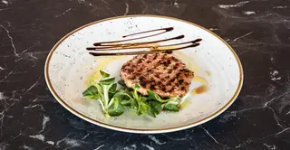 Hamburger di salsiccia alla griglia con contorno