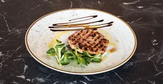 Hamburger di salsiccia alla griglia con contorno