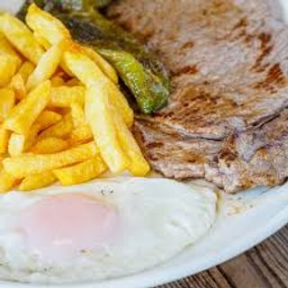 Plato Combinado De Ternera Beicon y bravas