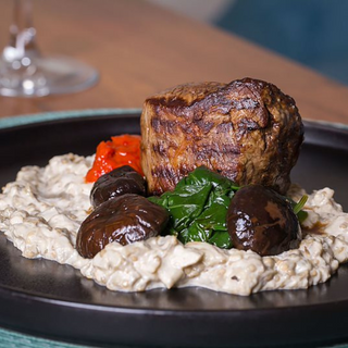 Стейк из телятины на подушке из баклажанного сандала