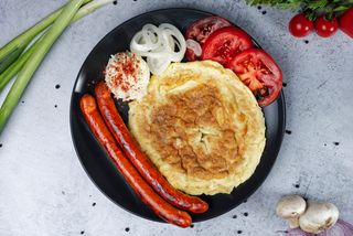 Jaja sa kobasicama i salate