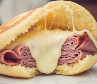 Arepa de jamón y queso