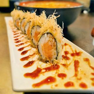 28. Hossomaki fritto 10 pz  Salmone