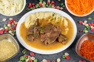 Juneća šnicla u lovačkom sosu sa prilogom