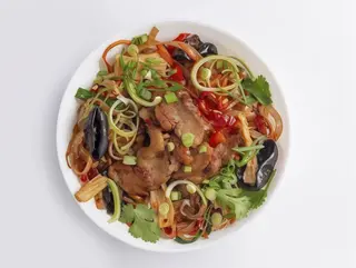 Качка по-сичуанськи з рисовою локшиною