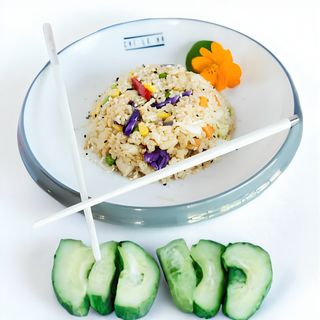 Tradicionalni prženi pirinač sa piletinom 350 gr