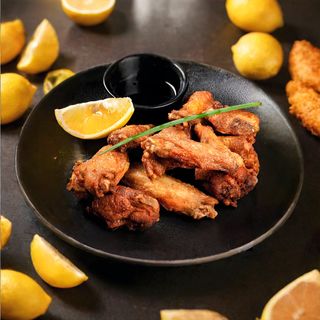 Пилешки крилца със соев сос, чесън и мед