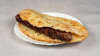 Punjeni ćevap u somunu