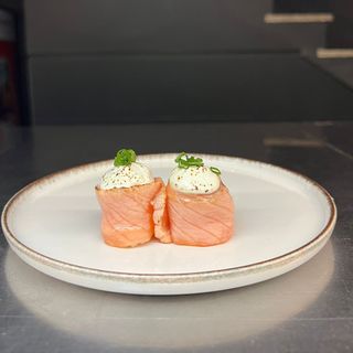 9) Gunkan Salmão Braseado (4 pçs)