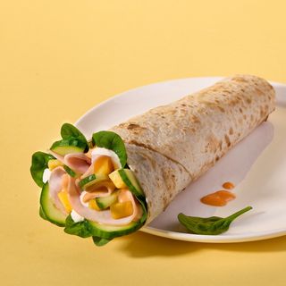 Wrap z szynką i mango