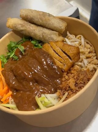 FIDEOS BÚN DE PATO CON SALSA DE CACAHUETES