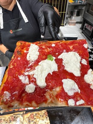 Pizza rossa con stracciatella