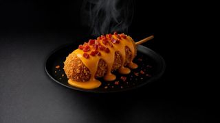 მოცარელას ქორნდოგი ორმაგი ყველით და ბეკონით