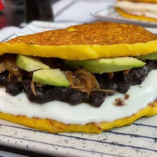 Cachapa de Queso de Mano y Pabellón