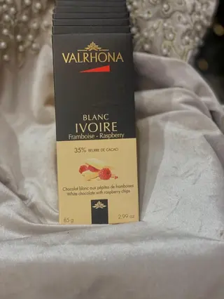 Tablette Valrhona Chocolat Blanc Aux Famboises Ivoire