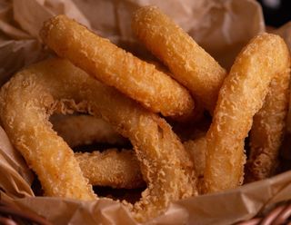 Цибулеві кільця з часниковим соусом