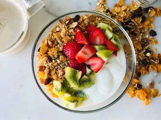 Desayuno Dulce De Yogurt Con Granola Y Fruta Fresca