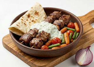 Kebab de miel cu legume coapte, sos tzatziki și lipie