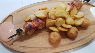 Szaszłyk drobiowy w boczku z grilla