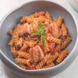 Фузилли с томатами и лососем на гриле (280 гр.)