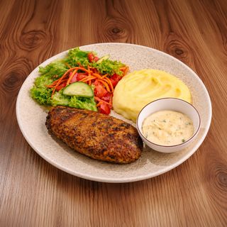 Steak de pui la grătar cu piure de cartofi și salată