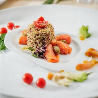 Kinoa sa dimljenim lososom