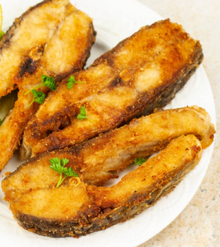 Karp świeży  smażony  dzwonko 200 g , ziemniaki podsmażane , surówka do wyboru