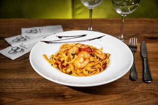 TAGLIATELE CU CREVETI SI ROSII CHERY