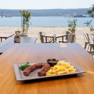 Домашен телешки суджук с гарнитура печени бирени бейби картофи (350г)