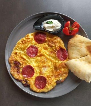 Omlet sa suhim mesom i sudžukom