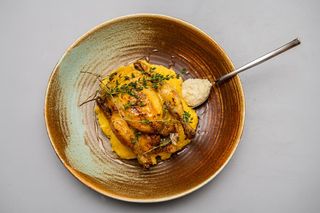 Cocoșel la ceaun cu mămăliguță și mujdei