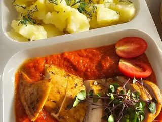 Pieczona pierś z kurczaka na sosie pomidorowym, ziemniaki, surówka