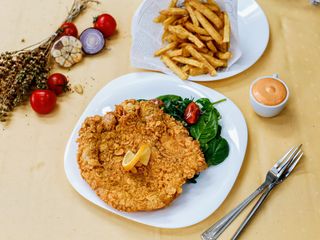 Schnitzel vanatoresc cu piure de cartofi