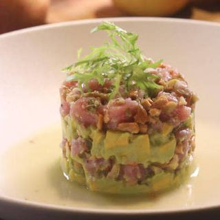 27. Tartar De Atún Con Aguacate Y Salsa Anguila