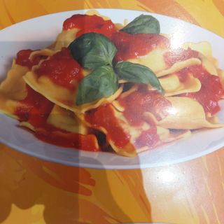 Ravioli al sugo ripieni con ricotta e spinci a