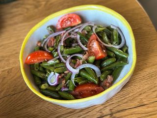 Салат зі спаржевою квасолею, беконом та томатами чері (215г)