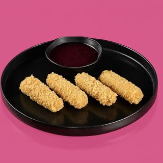 Смажені скибочки сиру з соусом із журавлини (100/40 г)