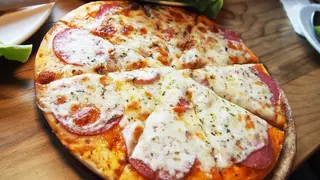 Pizza medium Salami Fromage