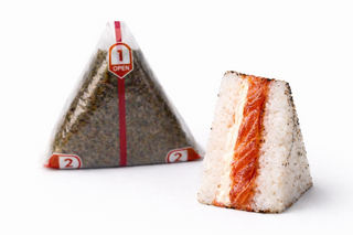 Онігірі з копченим лососем (150 грамів)