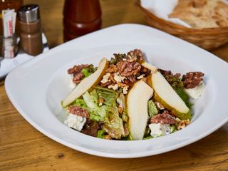 Miks zelenih sa gorgonzolom, kruškom, orasima i prelivom od pomorandže