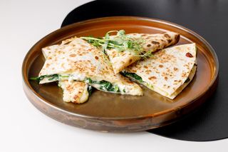 Tortilla mexicană cu spanac, brânză feta și cașcaval