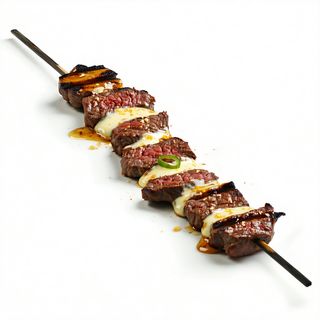 20. Yakitori de ternera con queso