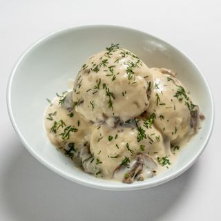 Галушки з м'ясом під грибним соусом( 300/200г)