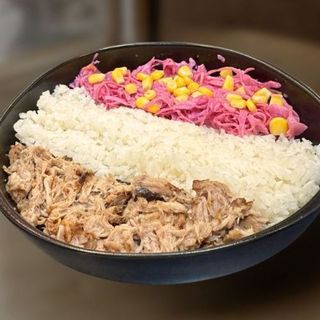 BOL DE POLLO CON ARROZ, CERDO DESMECHADO Y ENSALADA DE COL