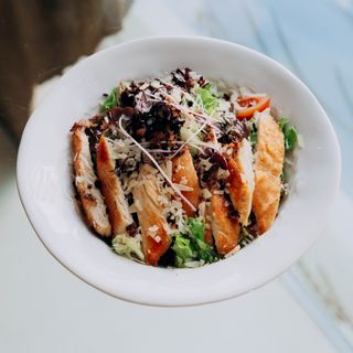 ქათმის სალათი ბეკონის ჩიფსით