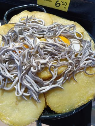 Nido de patatas con huevo frito y gulas