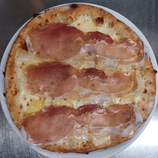 Pizza patate e crudo