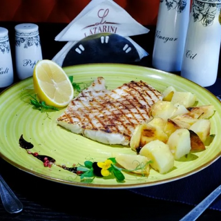 Salău la grătar cu cartofi cu rozmarin